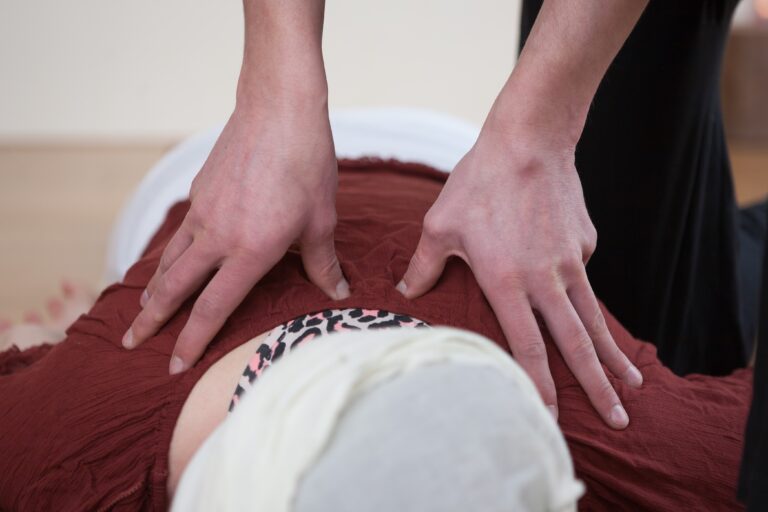 Sesión de shiatsu como imagen de apoyo para el texto sobre Chong Mai