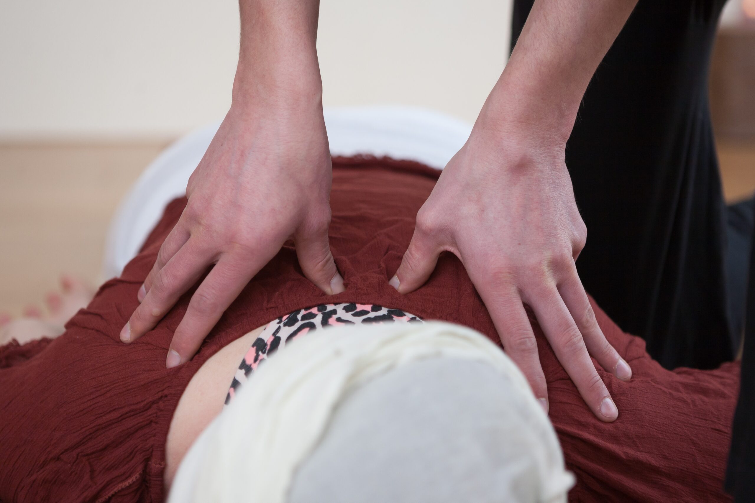 Sesión de shiatsu como imagen de apoyo para el texto sobre Chong Mai